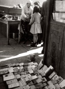 Verkoop van boeken op straat door Luigi Leoni