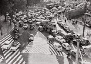 Scène van verkeer in een straat in Rome