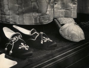 Pantoffels voor de paus in een display van liturgische gewaden