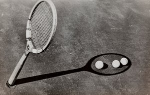 Tennisracket door Luigi Leoni