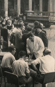 Wachtende tafels, op de achtergrond een vrachtwagen van het Amerikaanse leger