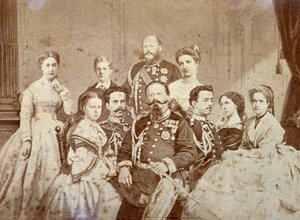 Het schilderij toont verschillende leden van de koninklijke familie van Savoye. In het midden, zittend, Victor Emmanuel II, Umberto I en Amedeo in vol ornaat; de dochters van de soeverein en Elisabetta van Saksen in elegante kleding. door Luigi Montabone