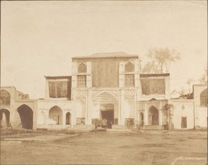 Buitenste ingang van het koninklijk paleis, Teheran door Luigi Pesce