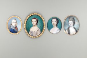 Mevrouw Arabella Walker-Heneage, née Cope (overleden c. 1818), in crèmekleurige jurk met kanten rand en bontomzoomde mantel, parels verstrengeld in haar opgestoken en gekrulde haar, lucht en wolken achtergrond door Luke Sullivan
