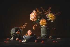 Stemmige rozen en fruit door Lydia Jacobs