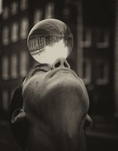 Reflectie van de balancerende kristallen bol door Maciej Przeklasa