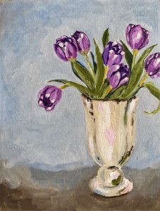 Paarse tulpen in een vaas door Madison Phipps