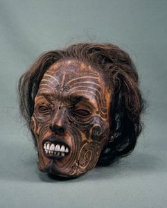Hoofd van stamhoofd, getatoeëerd en gemummificeerd, Maori beschaving door Maori Maori