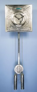 Een wandklok door Margaret Gilmour (1860-1942), versierd in repoussé met Keltische entrelac ontwerpen door Margaret Gilmour