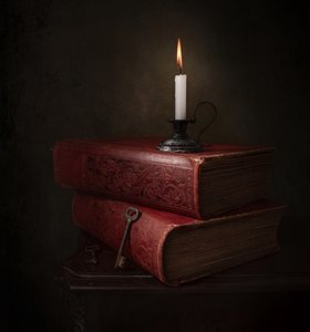 Boeken bij kaarslicht en een sleutel door Margareth Perfoncio
