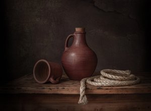 Aarden kruik met touw door Margareth Perfoncio