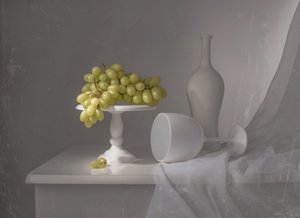 Elegant stilleven met witte druiven