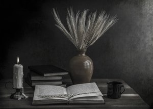 Rustig lezen bij kaarslicht door Margareth Perfoncio
