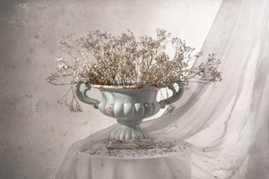Stilleven met bloemen in shabby chic-stijl