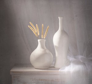 Witte vazen, zacht licht