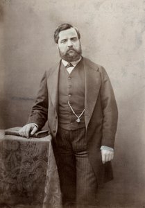 Driekwart lengte portret van de schilder Thomas Couture, met snor en dikke baard