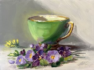 Viooltjes in een groen theekopje