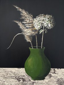 Groene vaas met pampasgras en hortensia