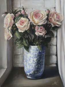 Roze rozen op de vensterbank - Schilderij van een blauwe keramische vaas
