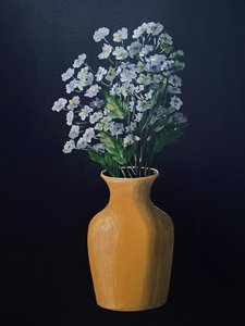 Witte bloemen in een gouden vaas