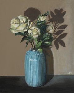 Witte pioenrozen in blauwe vaas - Sfeervol bloemstilleven