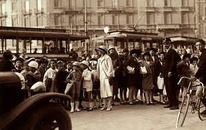 Een groep studenten tijdens een excursie. De foto toont de kinderen, hun leraren en andere voetgangers op een stadsstraat door Mario Castagneri