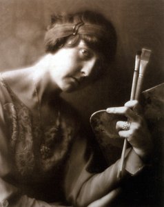 Halflang portret van de schilder Elisabeth Chaplin. Ze houdt twee penselen en een palet in haar linkerhand