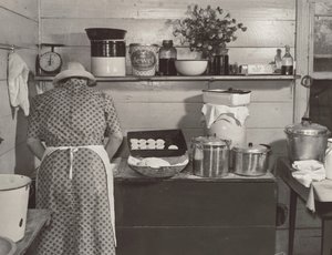 Een familielid van Wilkins maakt koekjes voor het avondeten op de dag van de maïshucking bij Mrs. Fred Wilkins thuis in de buurt van Tallyho, Granville County. Noord-Carolina