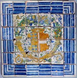 Pavement met wapens van Madeleine de Savoie. Faience van Masseot Abaquesne 16e eeuw Enouen. Nationaal Renaissance Museum
