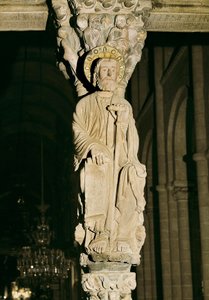 Mullion met figuur van Sint Jacobus, Pórtico de la Gloria, Kathedraal Santiago de Compostela door Master Mateo