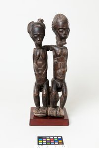 Zittend paar, ca.1885-99 (hout)