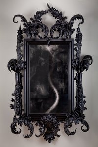 East of Eden, 2013 (Zwart Murano glas, bewakingsspiegel, staal, hout, lak, LCD scherm en harde schijf) door Mat Collishaw
