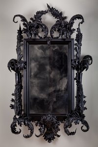 East of Eden, 2013 (Zwart Murano glas, bewakingsspiegel, staal, hout, lak, LCD scherm en harde schijf) door Mat Collishaw