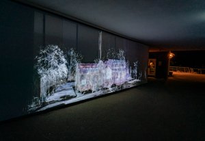 Echolocatie, 2021 (3-kanaals videoprojectie op polypropyleen gaas)