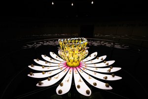 Equinox, 2021 (acryl, elektrische schakeling, hydraulica, lak, motor, verf, gerecycled hars, staal)