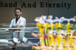 Equinox, 2021 (foto) door Mat Collishaw