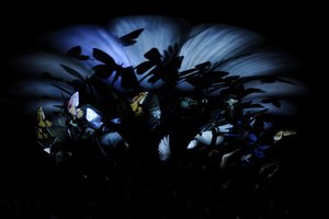 The Garden of Unearthly Delights, 2009 (staal, aluminium, gips, hars, LED-verlichting, motor) door Mat Collishaw