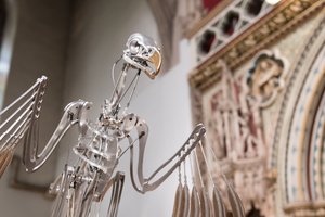 The Nerve Rack, 2019 (Acetaal, Acryl, Aluminium, Messing, Elektrische schakelingen, Verf, PVC, Hars, Servomotoren, Staal) door Mat Collishaw