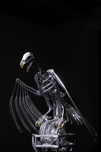 The Nerve Rack, 2019 (Acetaal, Acryl, Aluminium, Messing, Elektrische schakelingen, Verf, PVC, Hars, Servomotoren, Staal) door Mat Collishaw