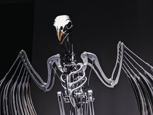 The Nerve Rack, 2019 (Acetaal, Acryl, Aluminium, Messing, Elektrische schakelingen, Verf, PVC, Hars, Servomotoren, Staal) door Mat Collishaw