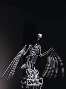 The Nerve Rack, 2019 (Acetaal, Acryl, Aluminium, Messing, Elektrische schakelingen, Verf, PVC, Hars, Servomotoren, Staal) door Mat Collishaw