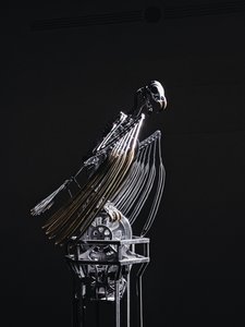 The Nerve Rack, 2019 (Acetaal, Acryl, Aluminium, Messing, Elektrische schakelingen, Verf, PVC, Hars, Servomotoren, Staal) door Mat Collishaw
