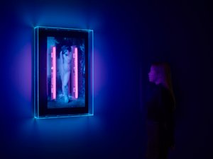 Ultraviolette Engel, 2008 (Ultraviolette inkt op plexiglas doos, 2 ultraviolette neonlichten) door Mat Collishaw