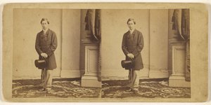 [Ongeïdentificeerde jonge man, staand met een hoge hoed en wandelstok] door Mathew B. Brady