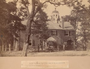 Fairfax Court House, Virginia, met soldaten van de Unie voor en op het dak door Mathew Brady