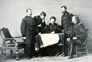 Generaal Sheridan (1831-88) in overleg met zijn staf, inclusief George Custer (1839-76) door Mathew Brady