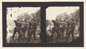 Zonder titel [Amerikaanse soldaten poseren met wapens], 1850-1900 door Mathew Brady