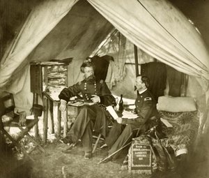Generaal Jefferson C. Davis & officier zittend in een tent, uitgegeven 1861 (foto) door Mathew and studio Brady