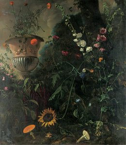 Stokrozen, rozen, een blauwe kantbloem, zonnebloem en paddestoelen, met goudsbloemen in een urn bij een boom