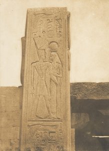 Pilaar van het Heiligdom van graniet van het Paleis van Karnak Bas-reliëf dat Thotmes III voorstelt, 1849-50
